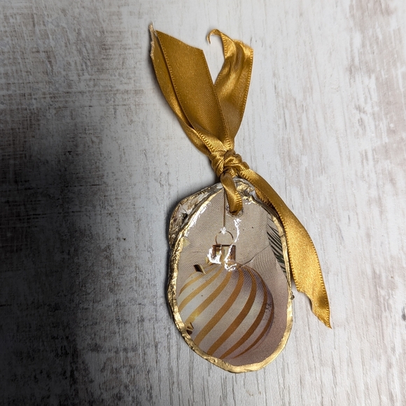 Handcrafted holiday decoupaged oyster shells gold & white set of 3 ornaments - Picture 5 of 10